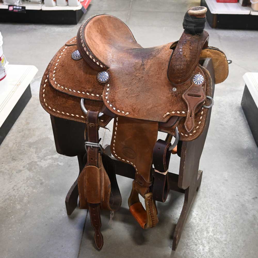 What type of seat does the saddle have?