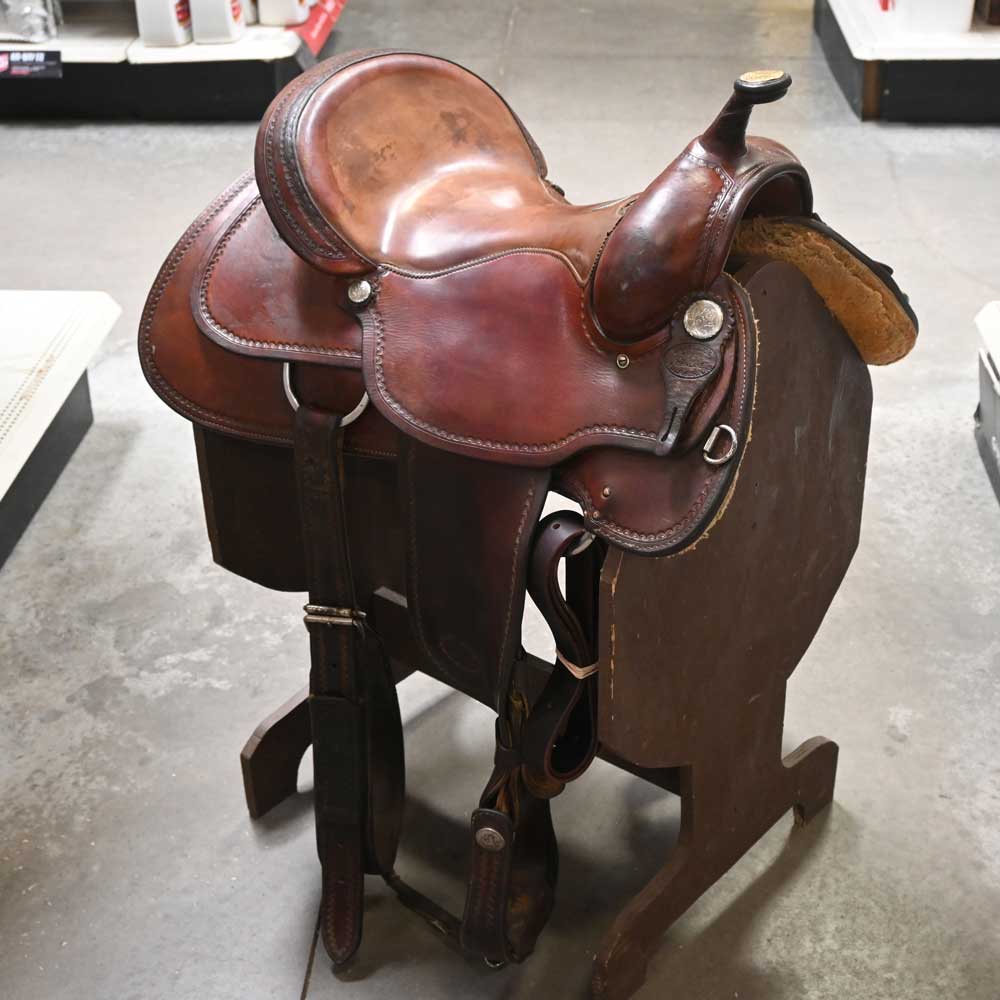 Does the 16" USED BILLY COOK TRAIL SADDLE come with any additional accessories?