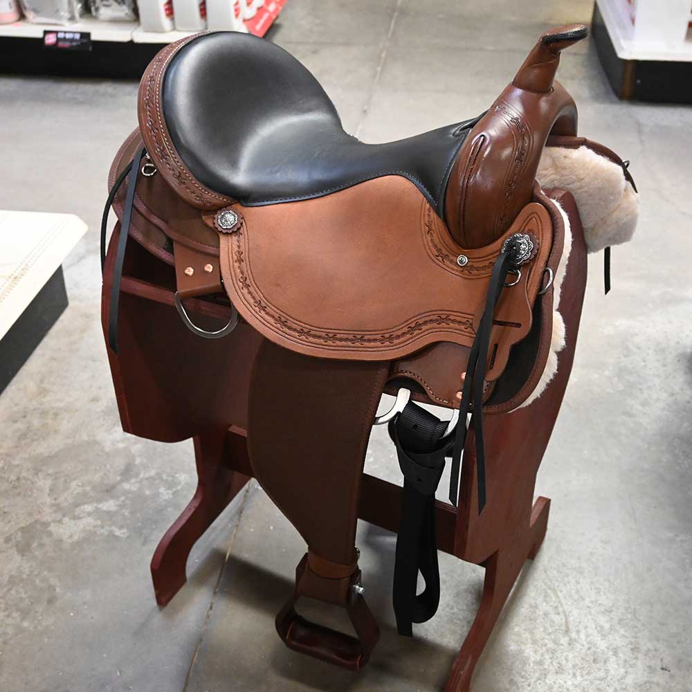 Does this 17" HIGH HORSE IRON WEED CORDURA TRAIL SADDLE have leather fenders?