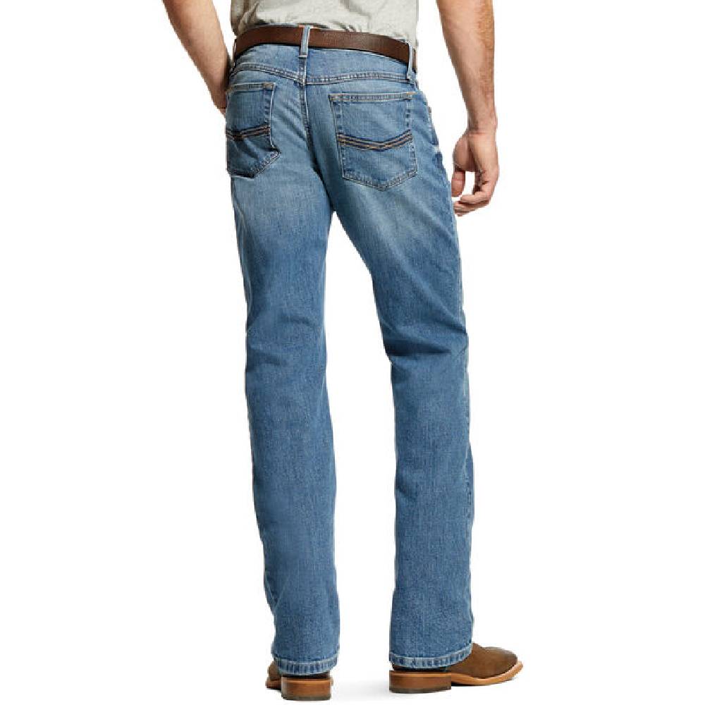 What type of fit do these jeans have?