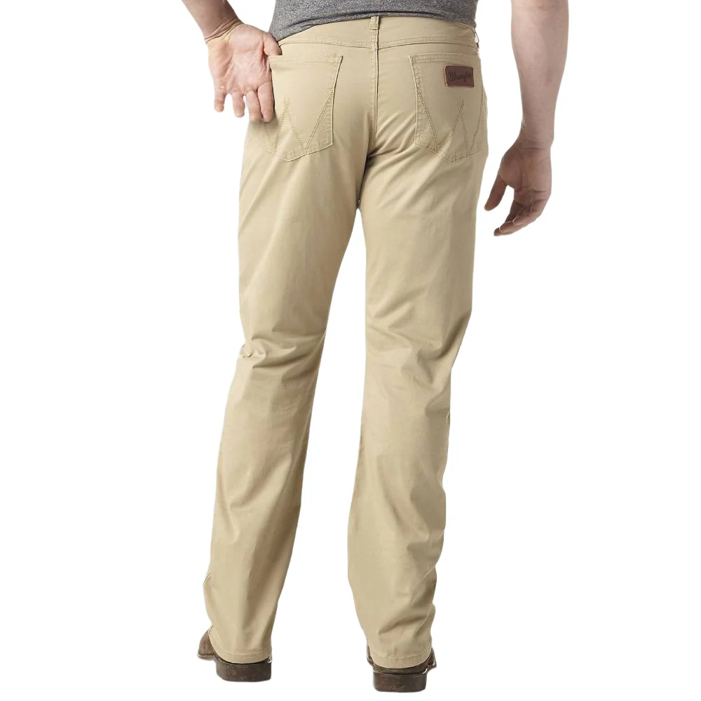 What type of fit do the Wrangler Men's Retro Slim Fit Pant have?