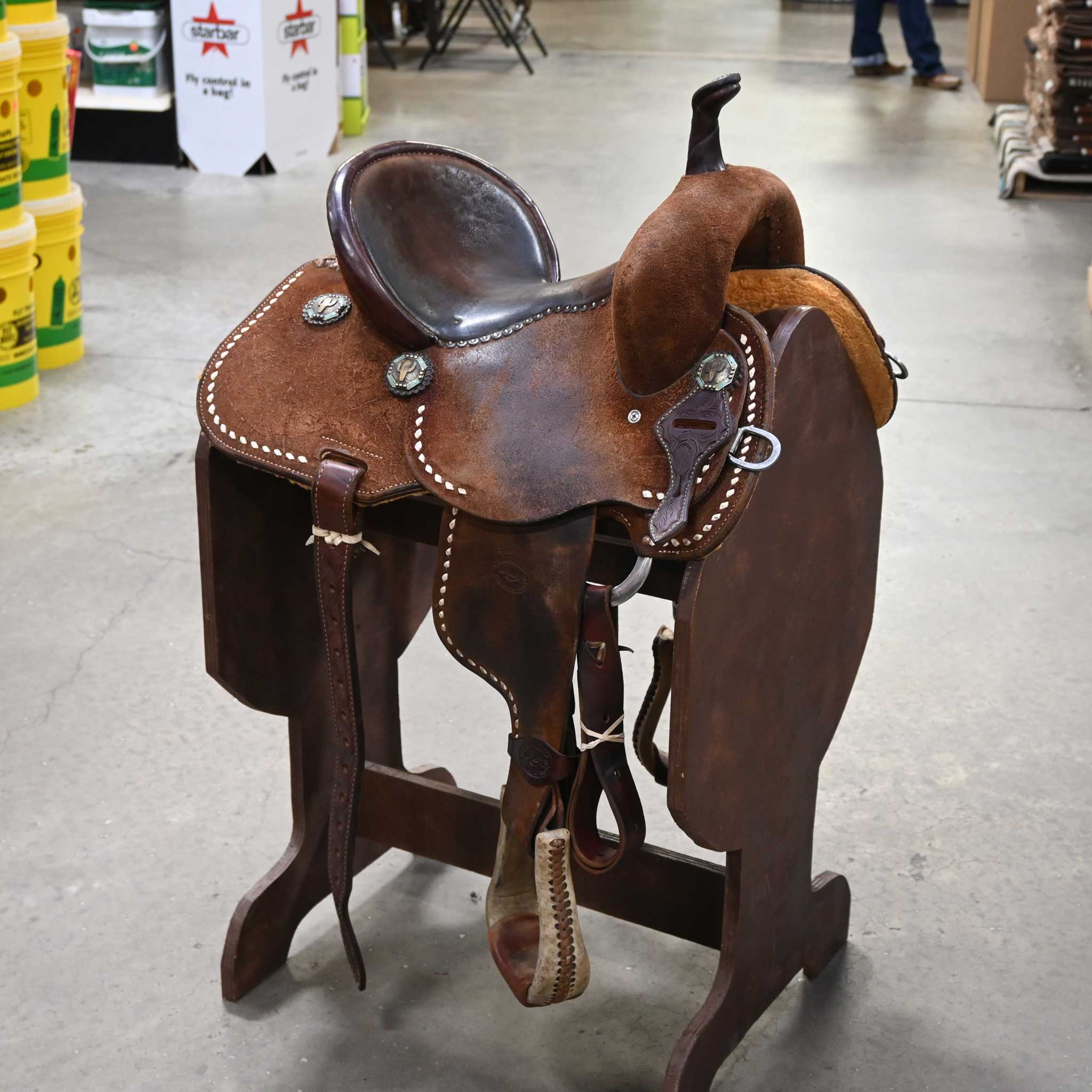 What is the gullet size and bar angle on the 13" USED TESKEY'S BARREL SADDLE?