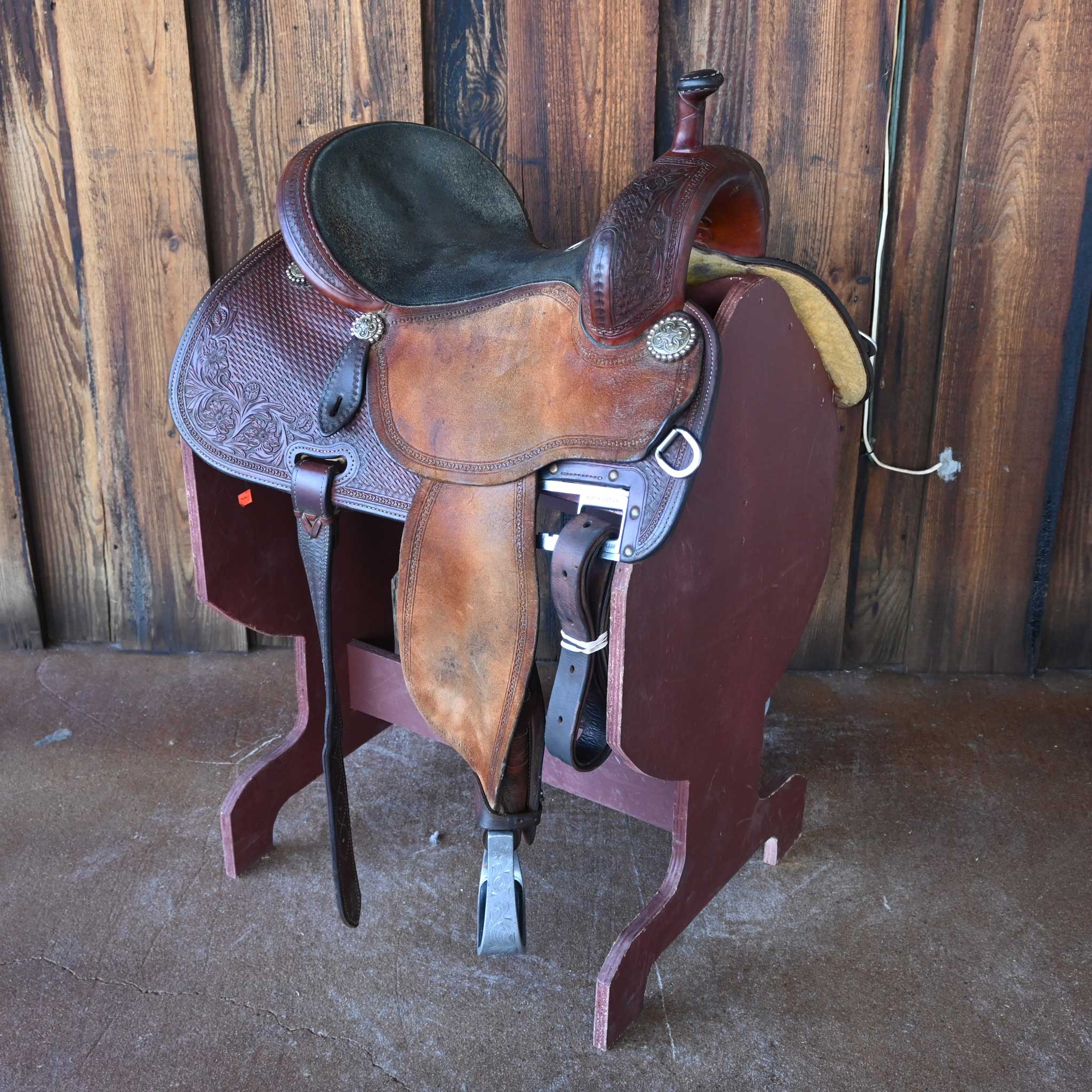 What gullet is in the 14.5" USED MARTIN CROWN C BARREL SADDLE?