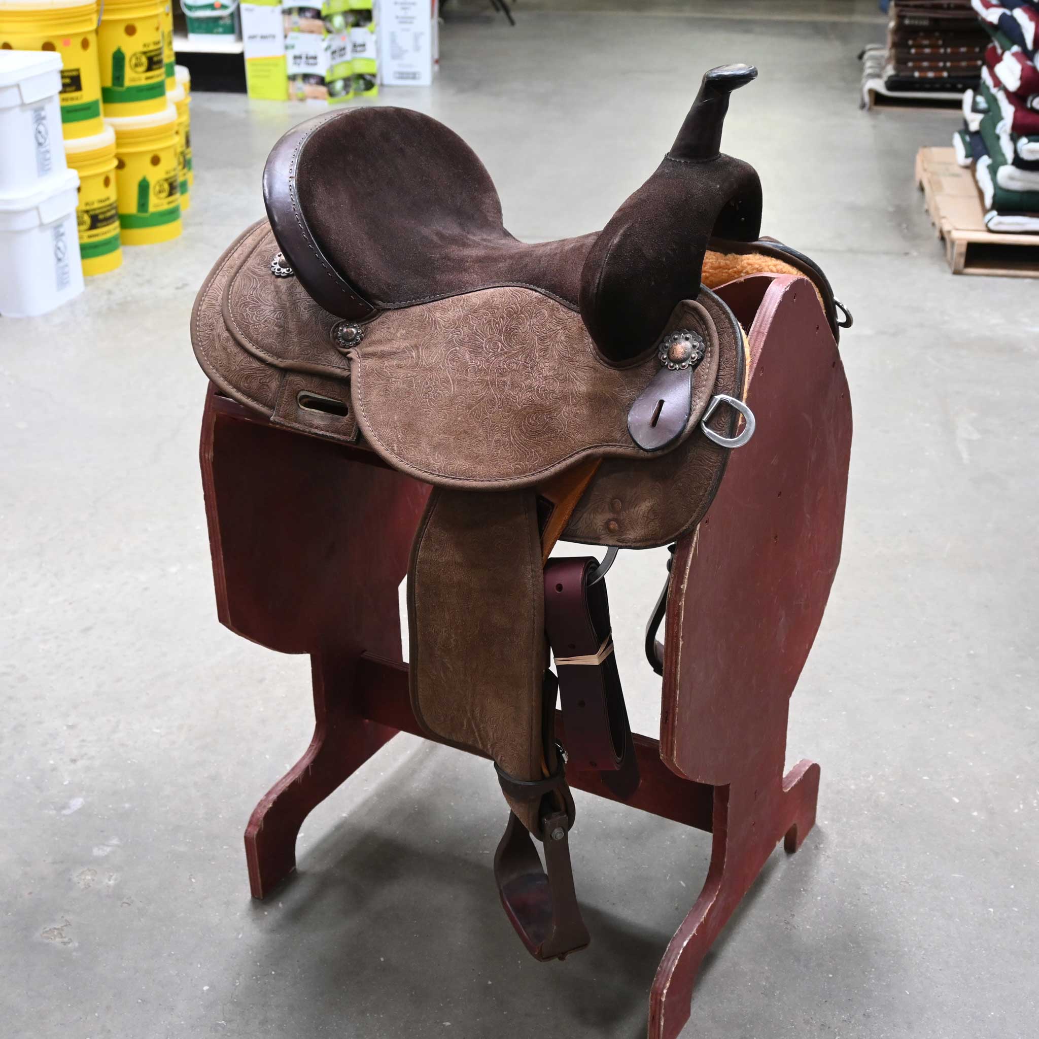 What is the gullet size on this 14.5" USED CIRCLE Y BARREL SADDLE?