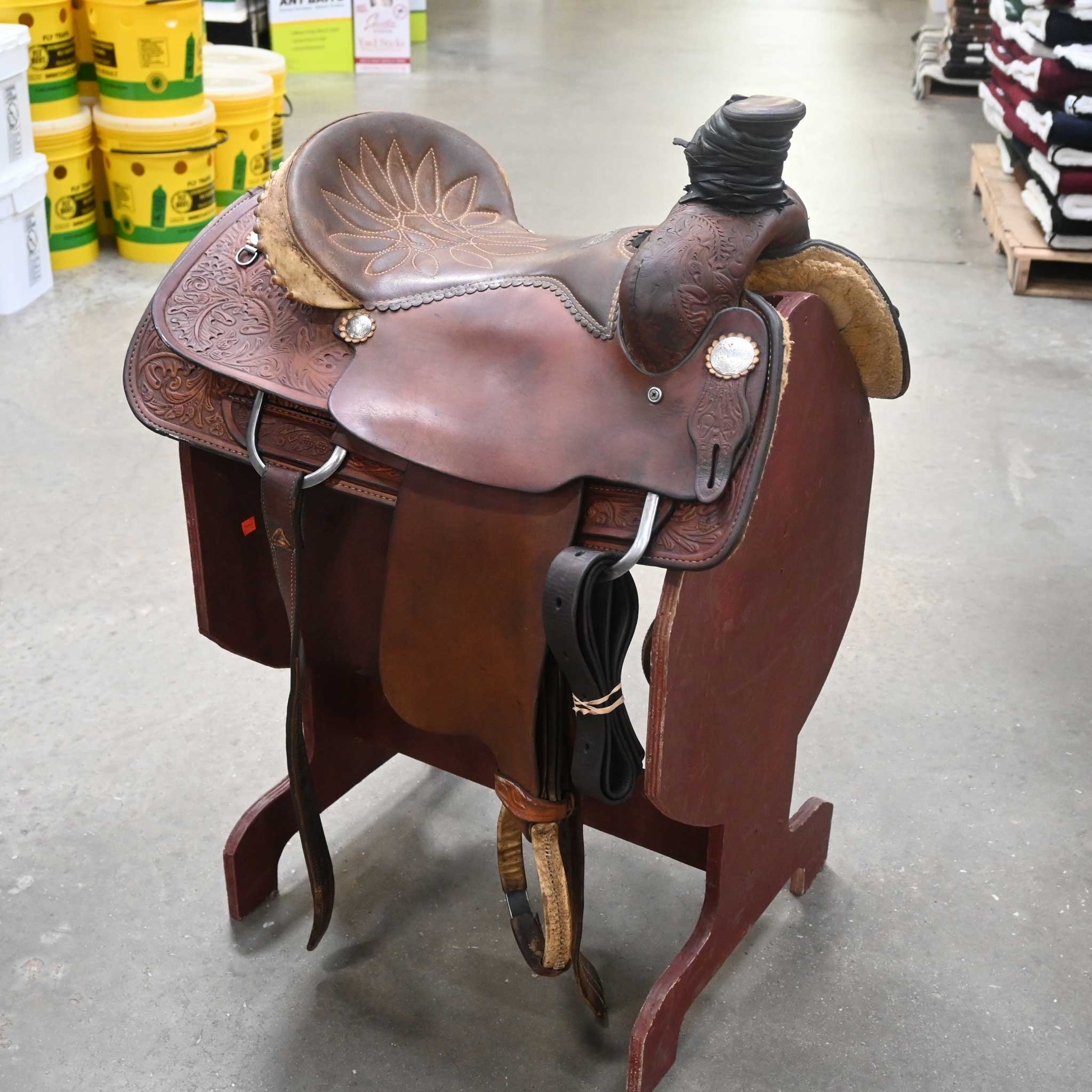 What is the gullet size on this 15.5" USED DOUBLE J TEAM ROPING SADDLE?