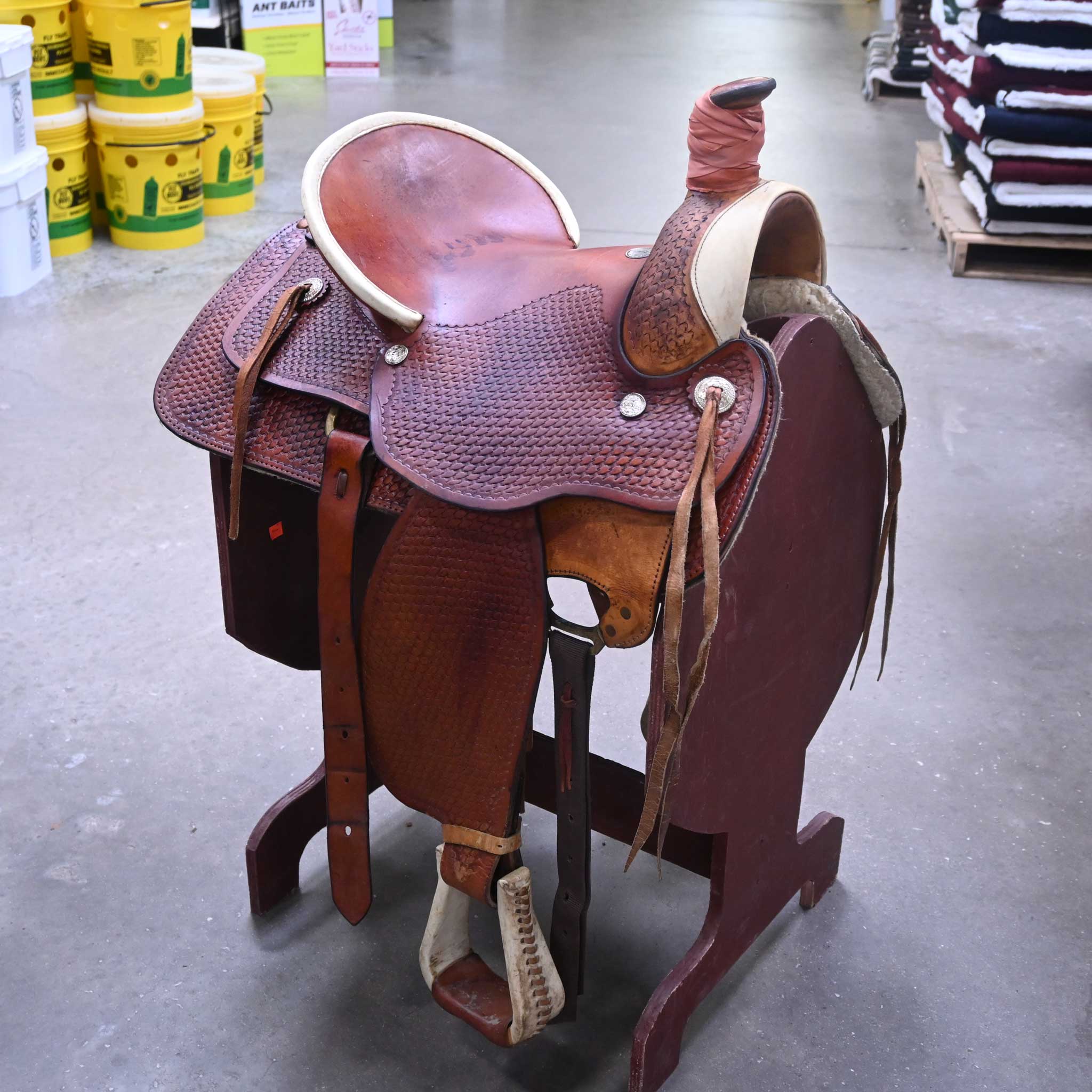 Does the 15.5" USED DOUBLE T TEAM ROPING SADDLE have FQHB?