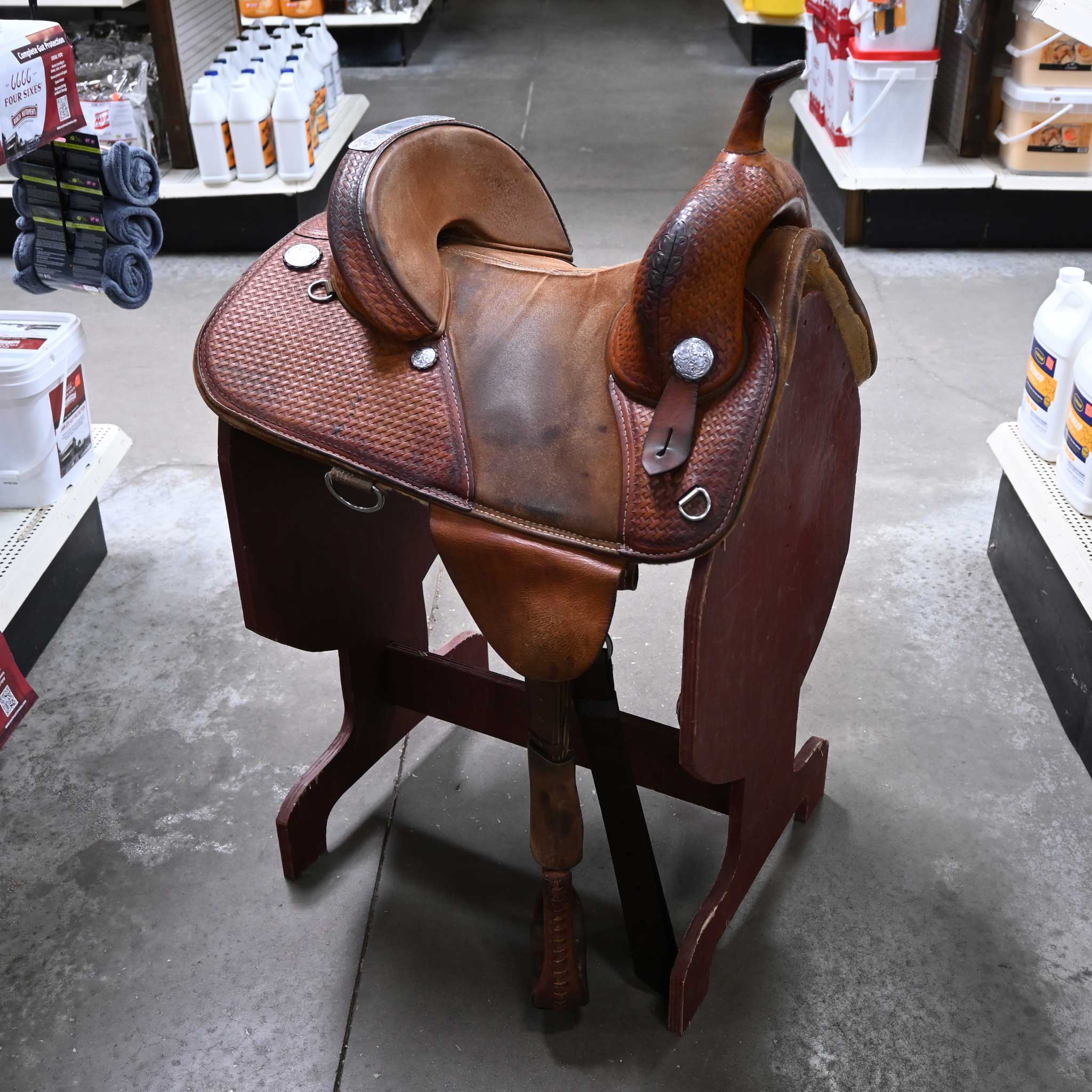 Is this 14" USED CIRCLE Y BARREL SADDLE a semi QH tree?