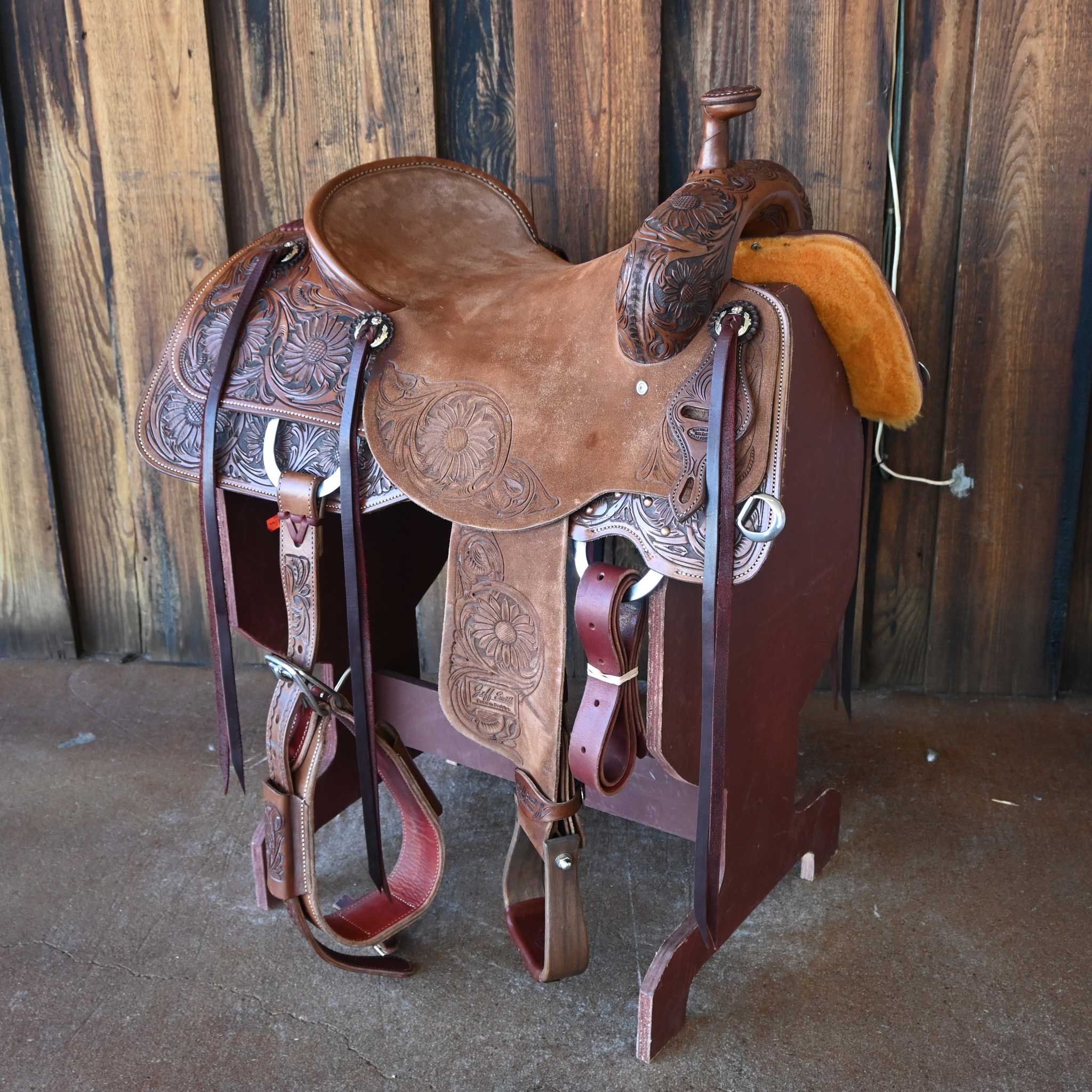 What is the weight of this 16" DEMO JEFF SMITH RANCH CUTTER SADDLE?