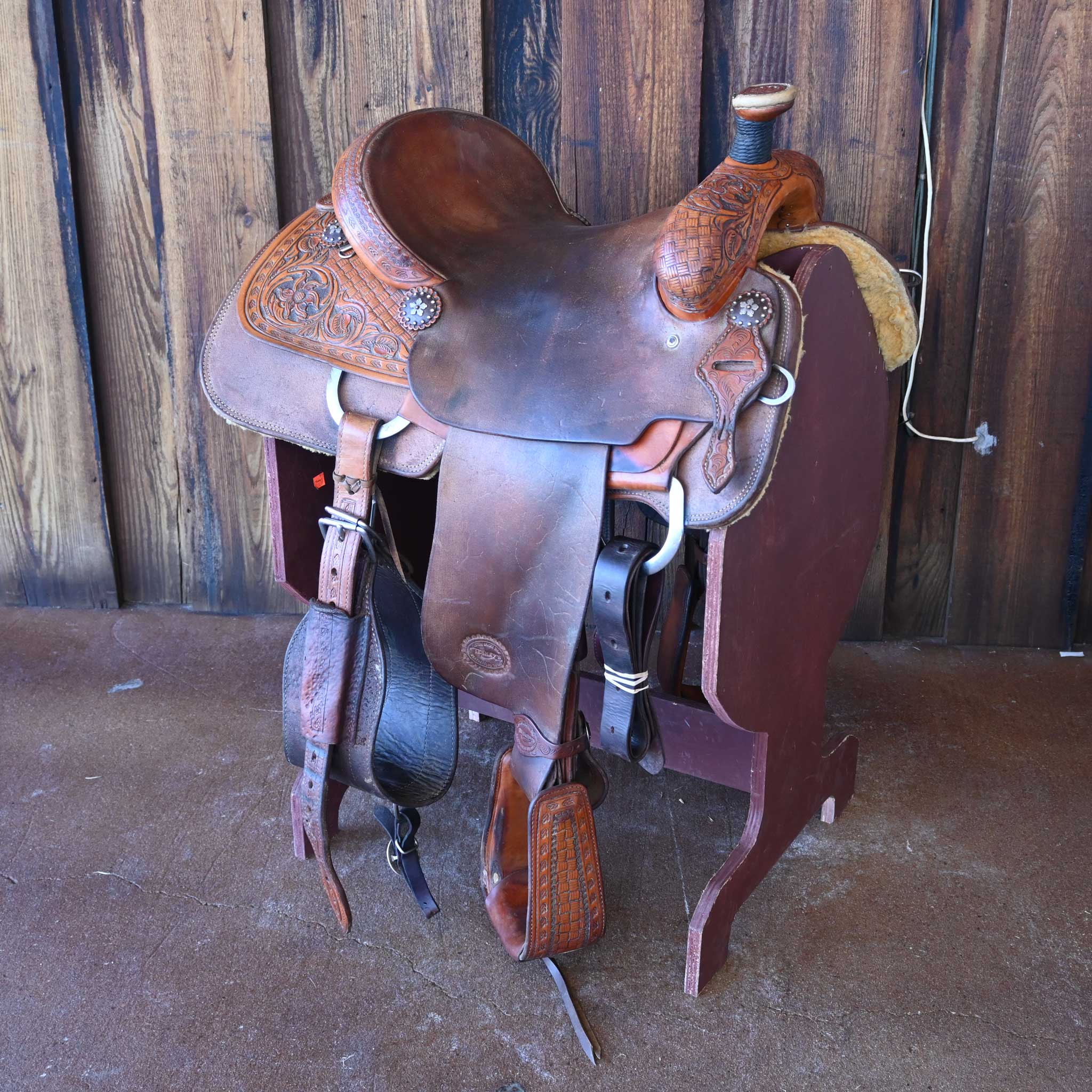 What size gullet does this 15" USED TESKEY'S TEAM ROPING SADDLE have?