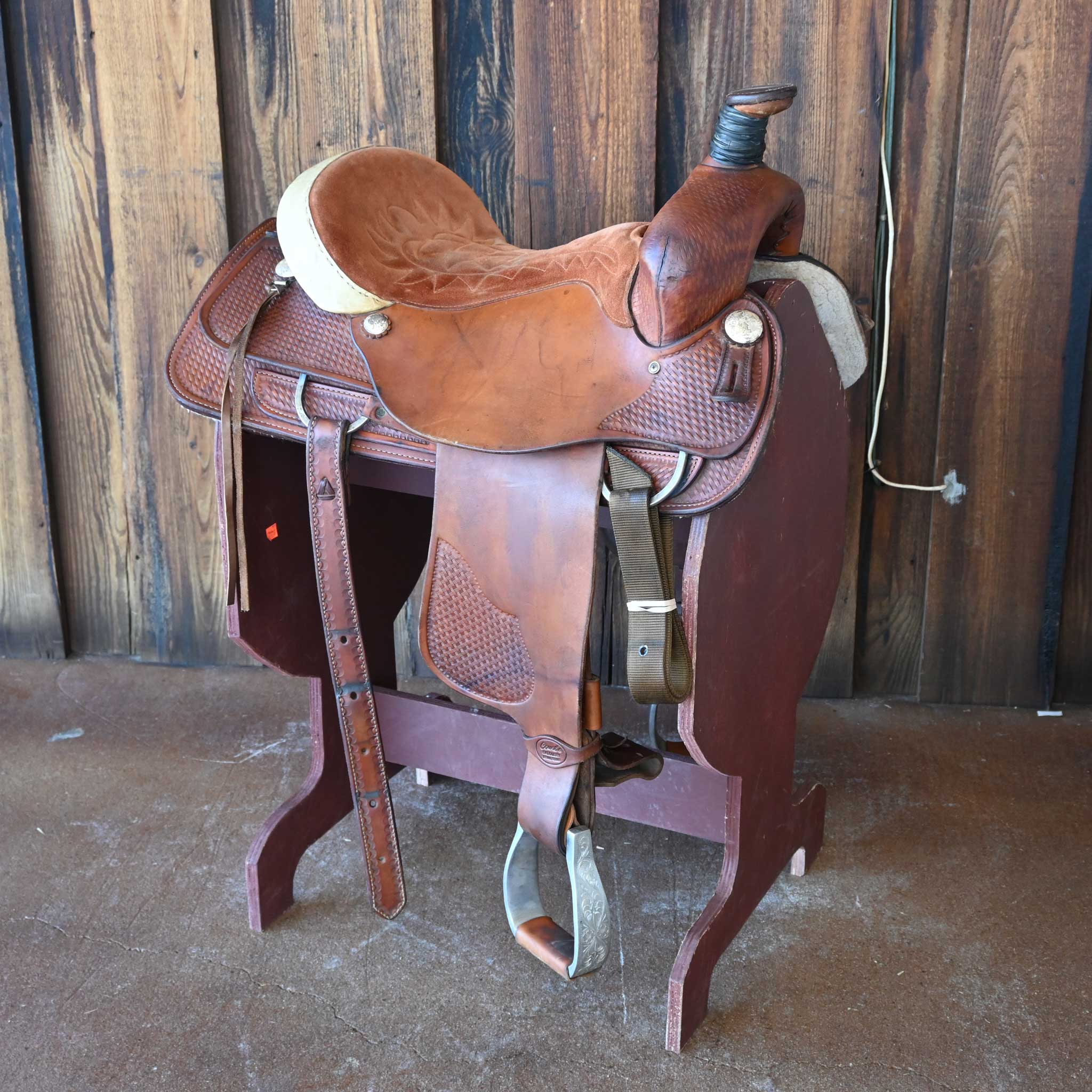 How wide is the gullet on this 15.5" USED COURTS TEAM ROPING SADDLE?