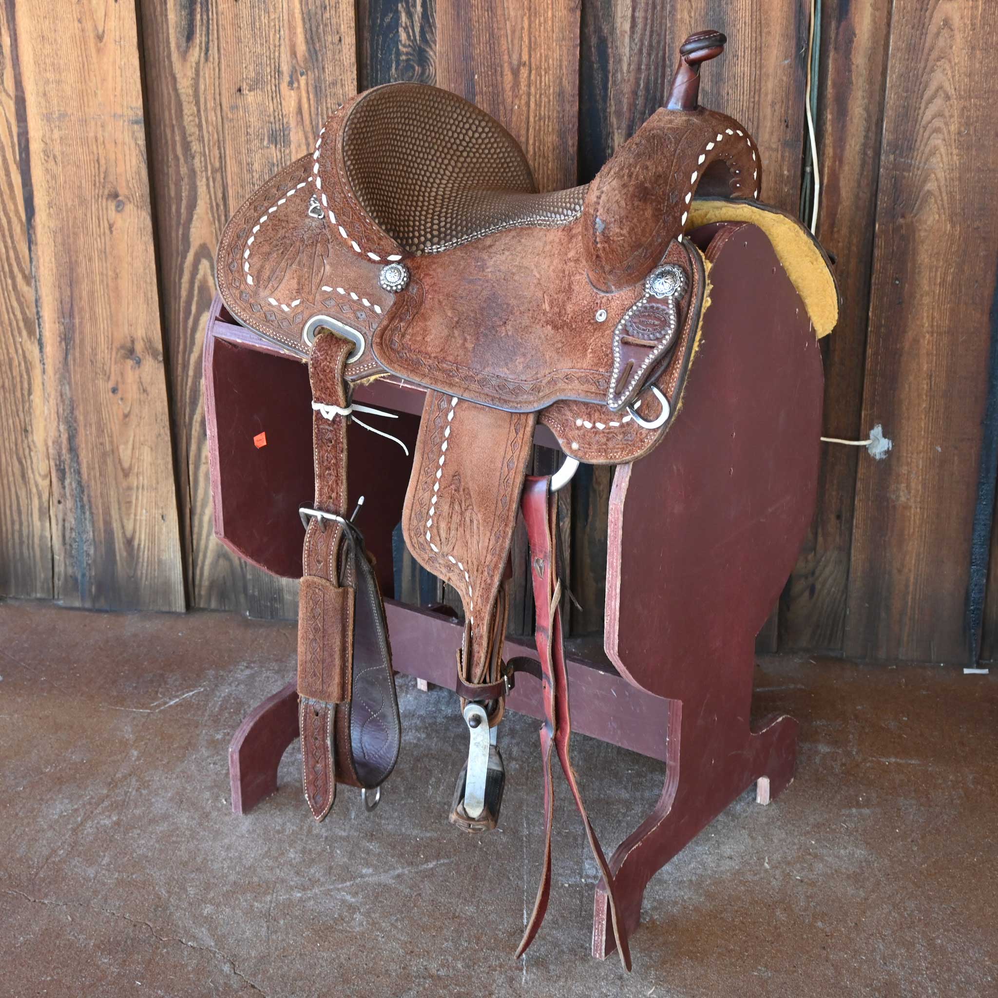 What is the gullet size on this 14" USED LOREDO BARREL SADDLE?