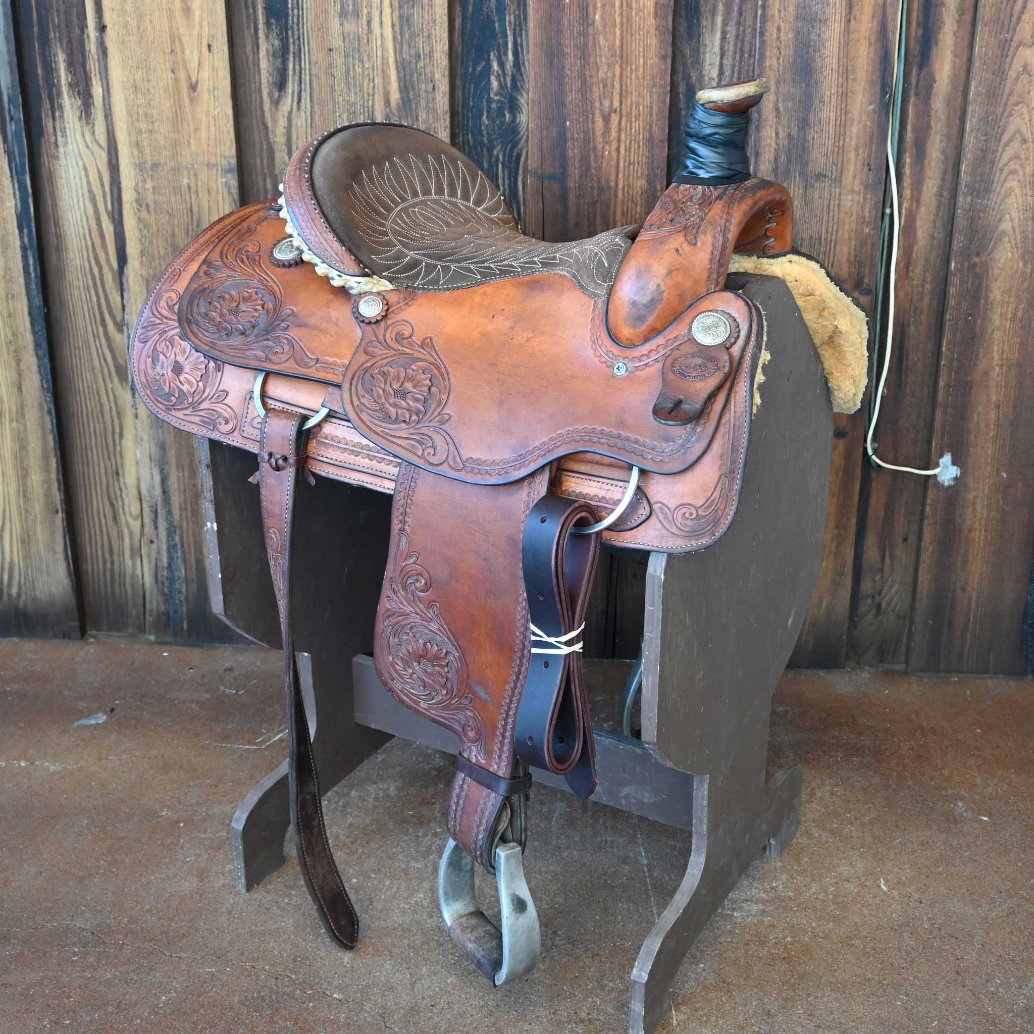 Does this 15.5" USED SRS TEAM ROPING SADDLE have a rawhide wrapped wood or fiberglass tree?