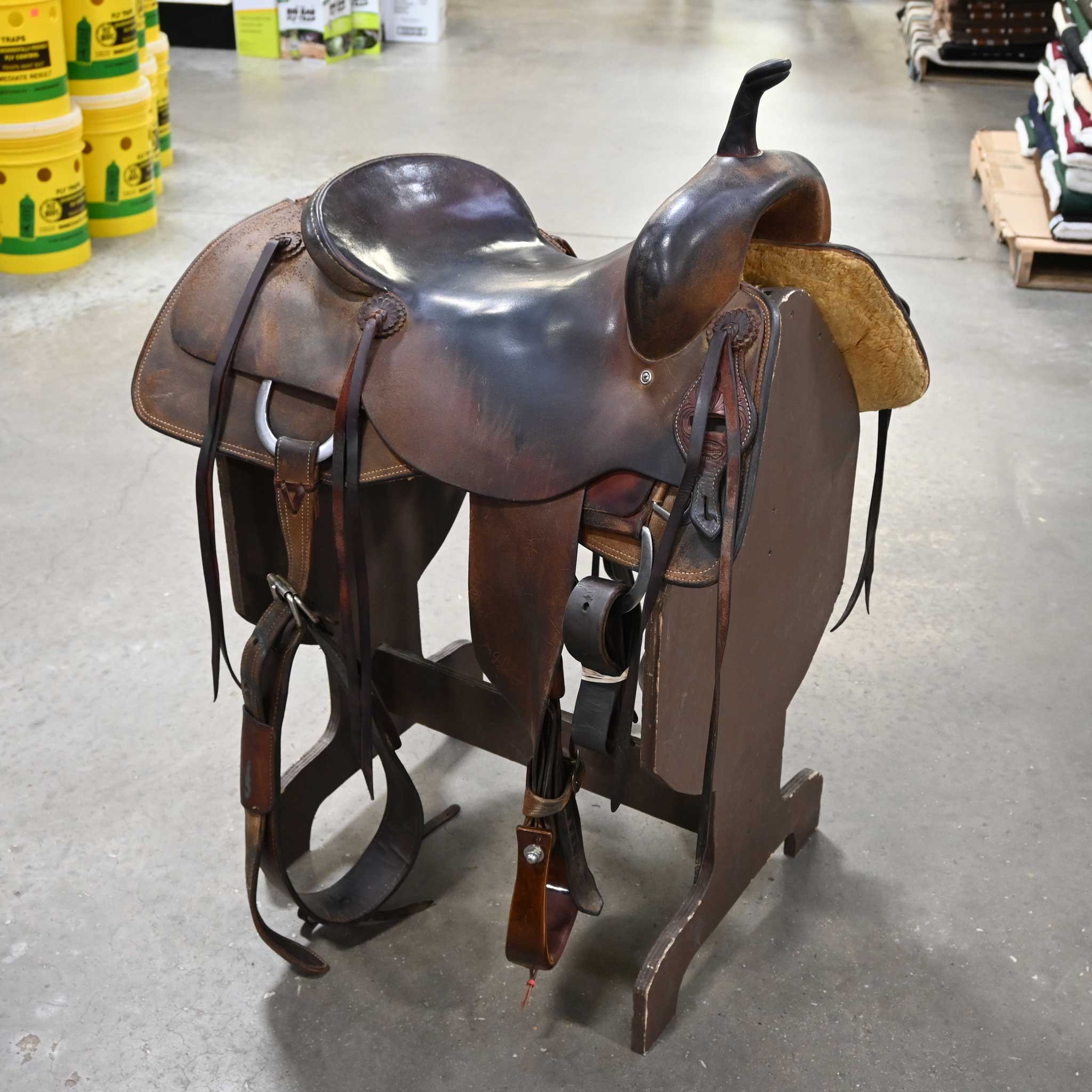 What is the weight on this 16.5" USED JEFF SMITH CUTTING SADDLE?