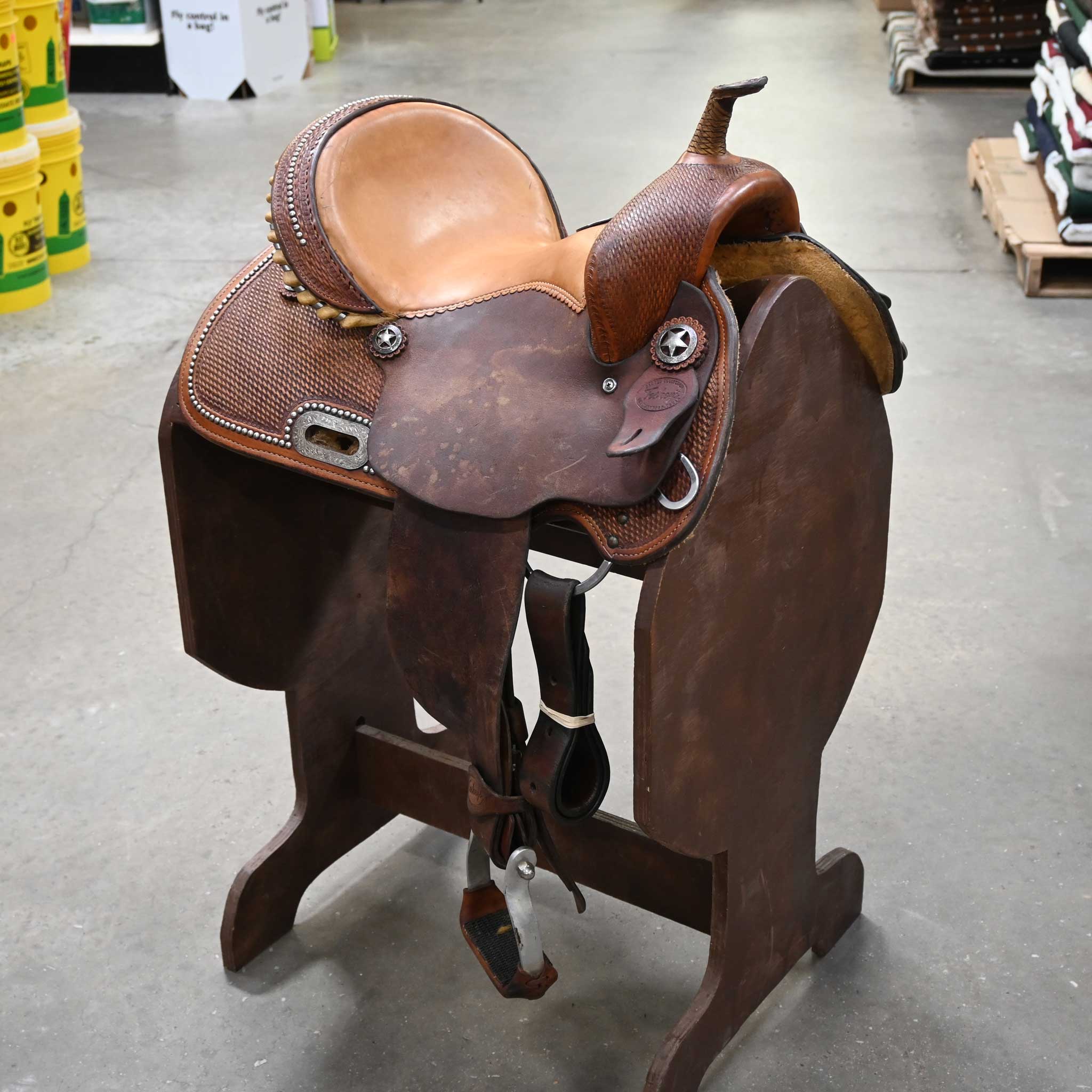 Can you tell me what the gullet and bars are on this 13” USED TESKEY’S BARREL SADDLE?
