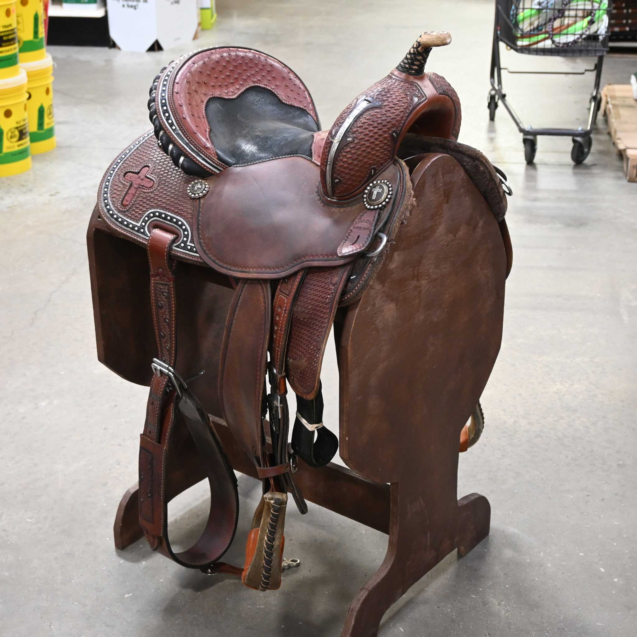 What is the gullet size on this 14" USED PANTHER CANYON BARREL SADDLE?