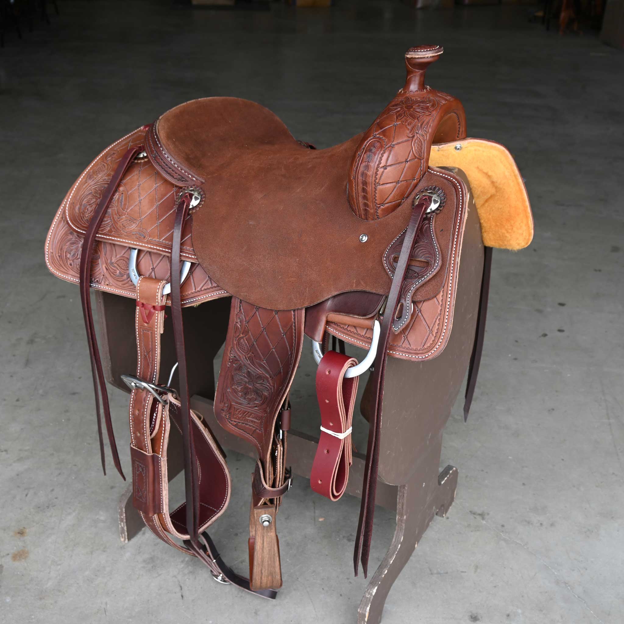 What size gullet does this 15.5" JEFF SMITH COW HORSE SADDLE have?