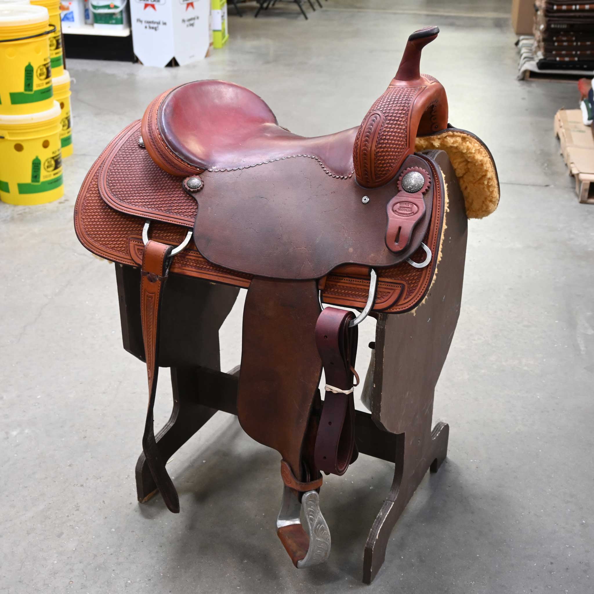What tree is in 16.5" USED MIKES CUSTOM CUTTING SADDLE and what bars?