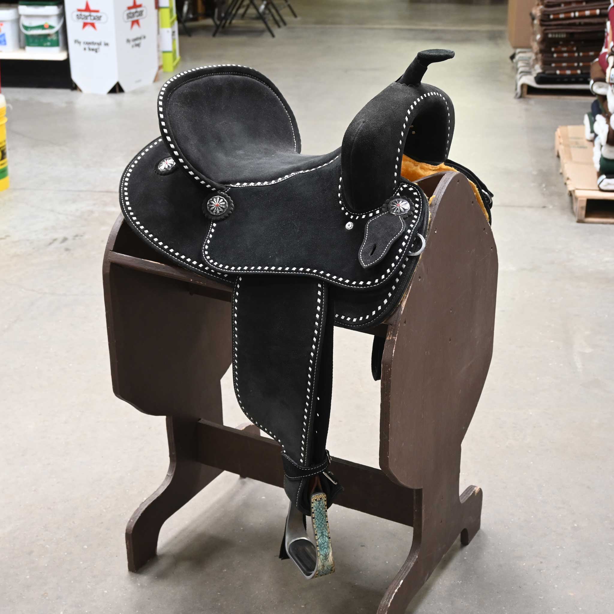 14.5" USED TACKTICAL EQUINE BARREL SADDLE Questions & Answers