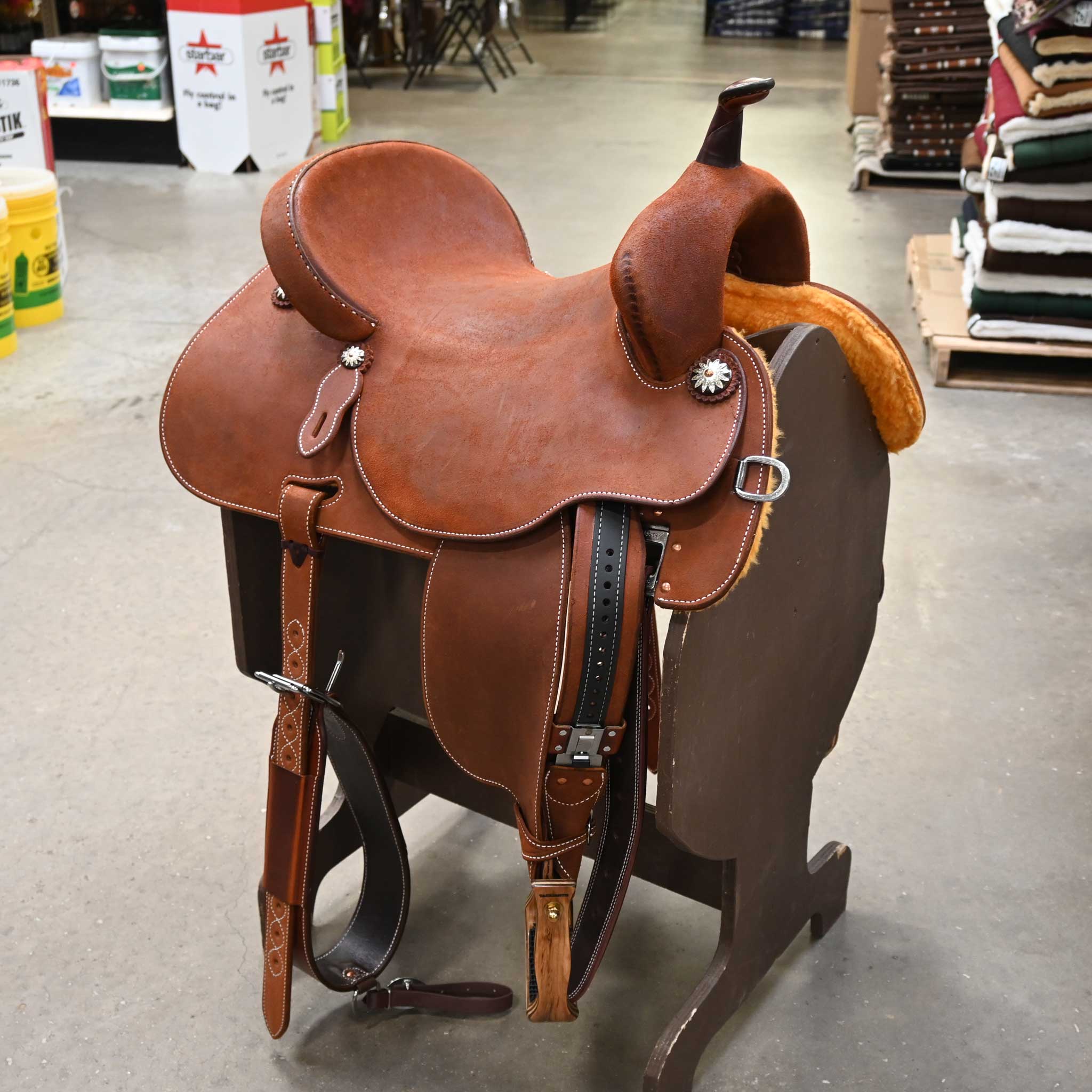 Could you tell me what tree this 16" MARTIN STINGRAY BARREL SADDLE is built on and whether the bars are considered regular or wide?