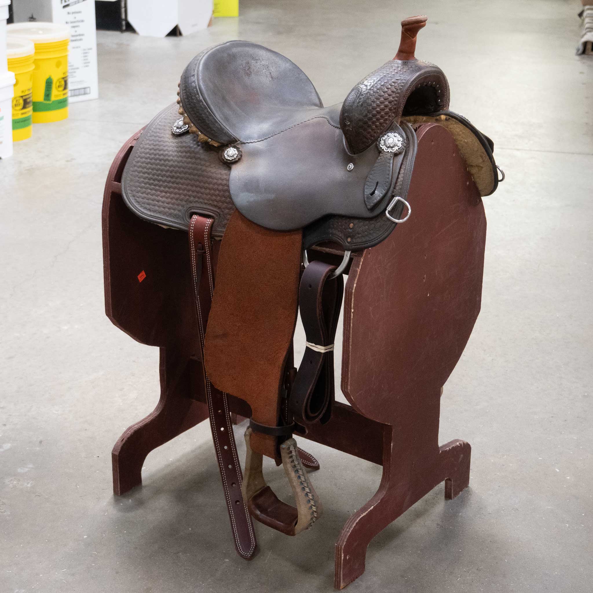 What is the tree in this 13.5" USED DALE MARTIN BARREL SADDLE? Gullet width? Serial number? Thanks