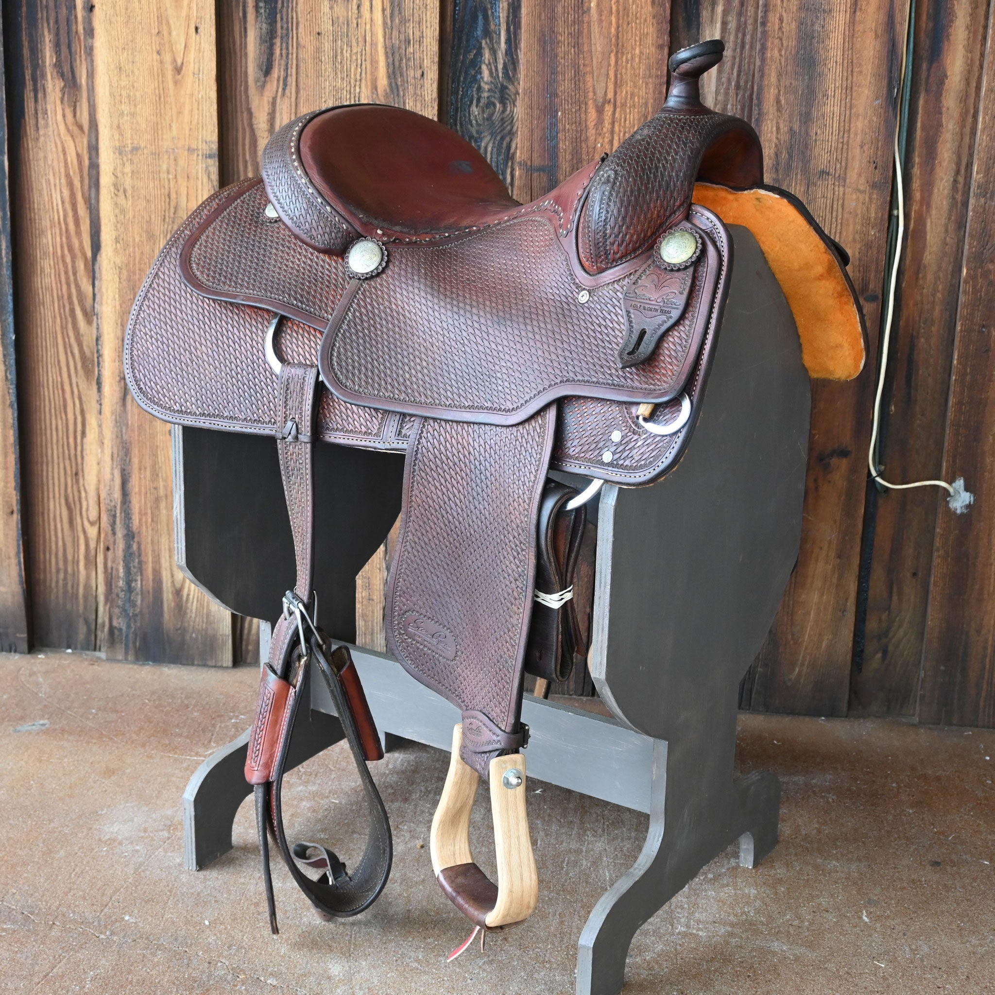 Does the saddle come with a padded seat?