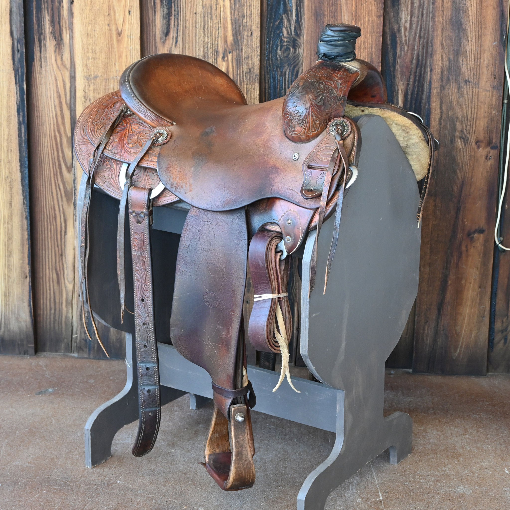 What kind of seat does this saddle have?