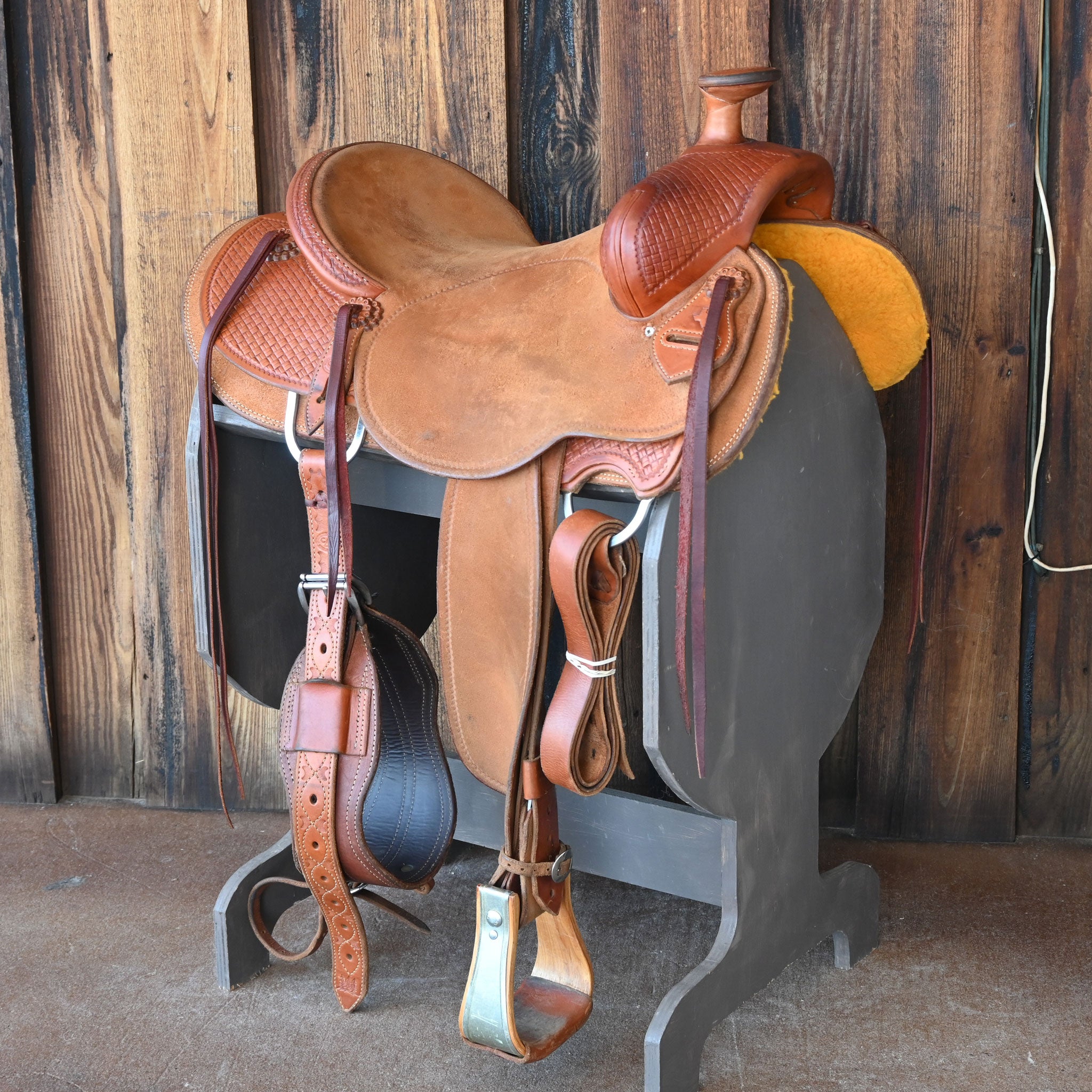 15.5" USED CRAIG LEWIS RANCH SADDLE Questions & Answers
