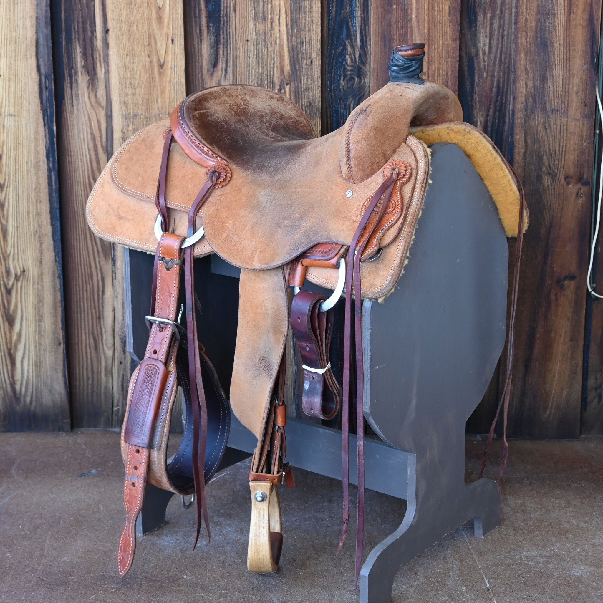 15.5" USED TESKEY'S RANCH VERSATILITY SADDLE Questions & Answers