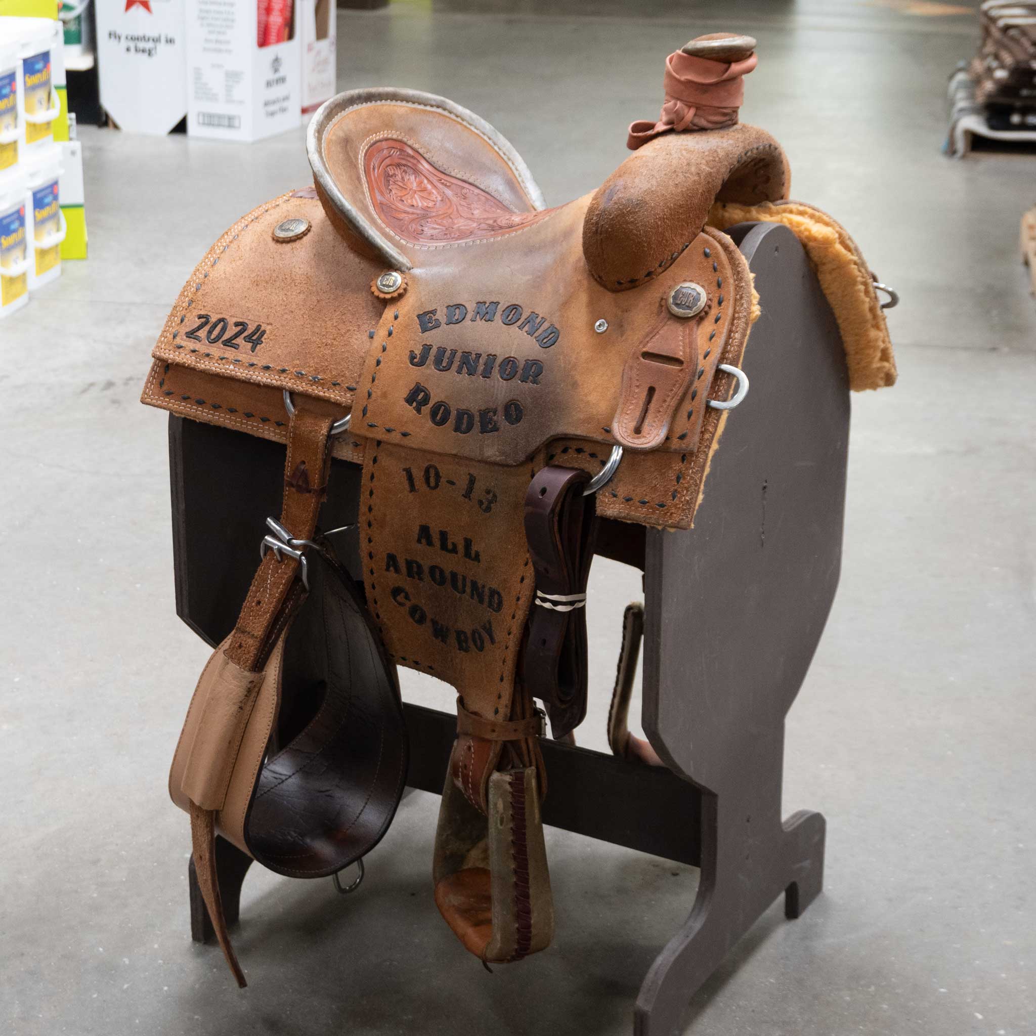 What gullet size is this 14" USED CORRIENTE TEAM ROPING SADDLE?