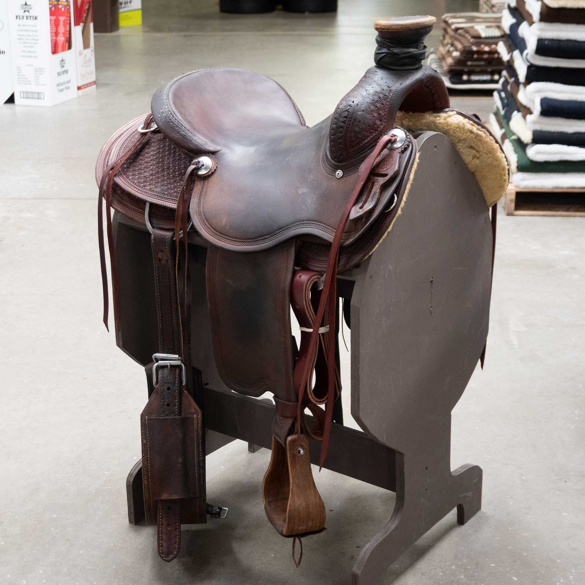What type of seat does the saddle have?