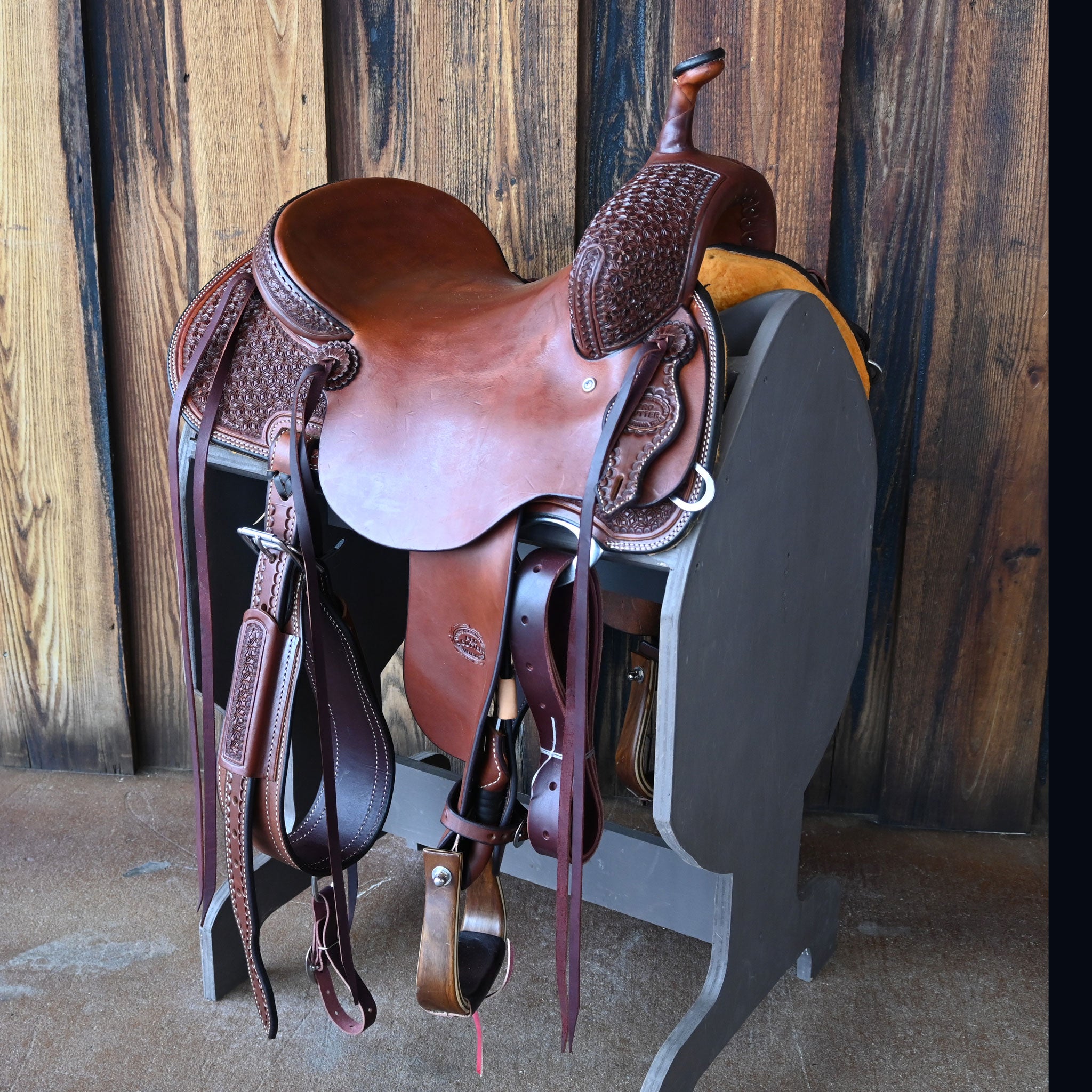 What type of seat does this saddle have?