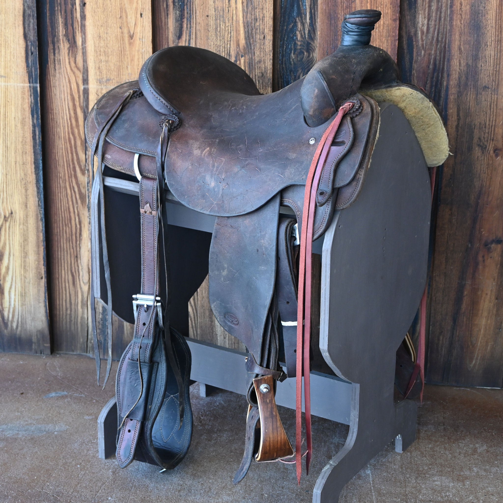 What type of seat does this saddle have?