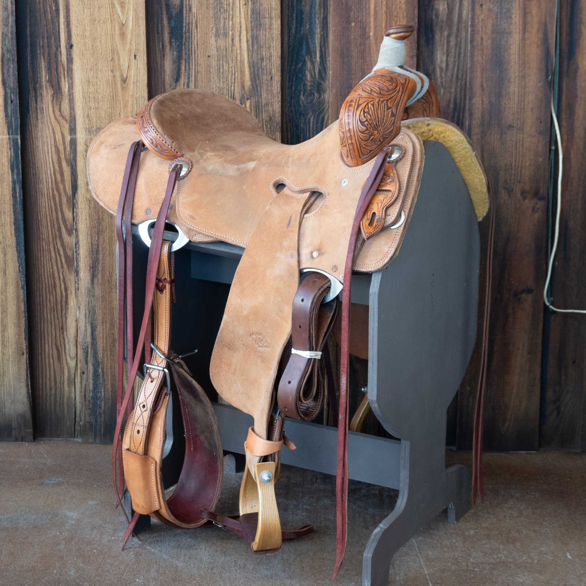 17.5" USED LUKE LANE RANCH CUTTER SADDLE Questions & Answers