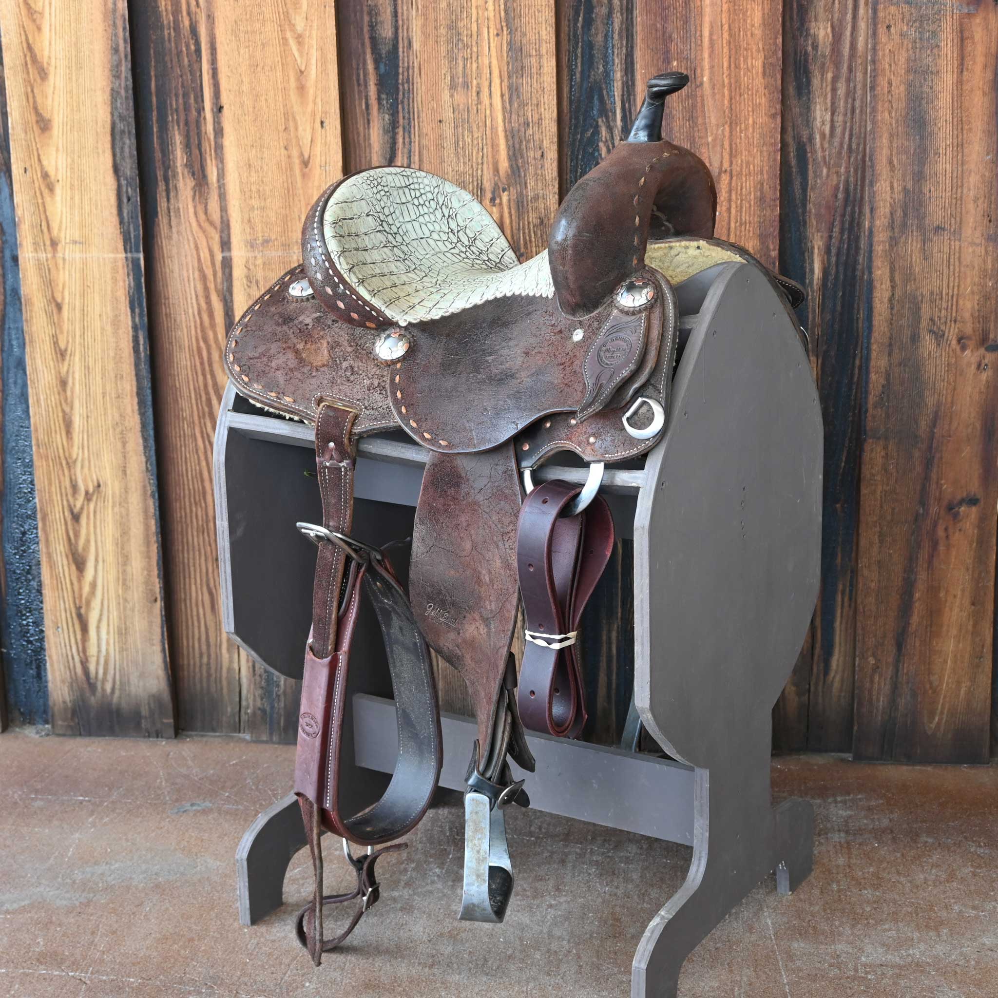 What type of seat does this saddle have?