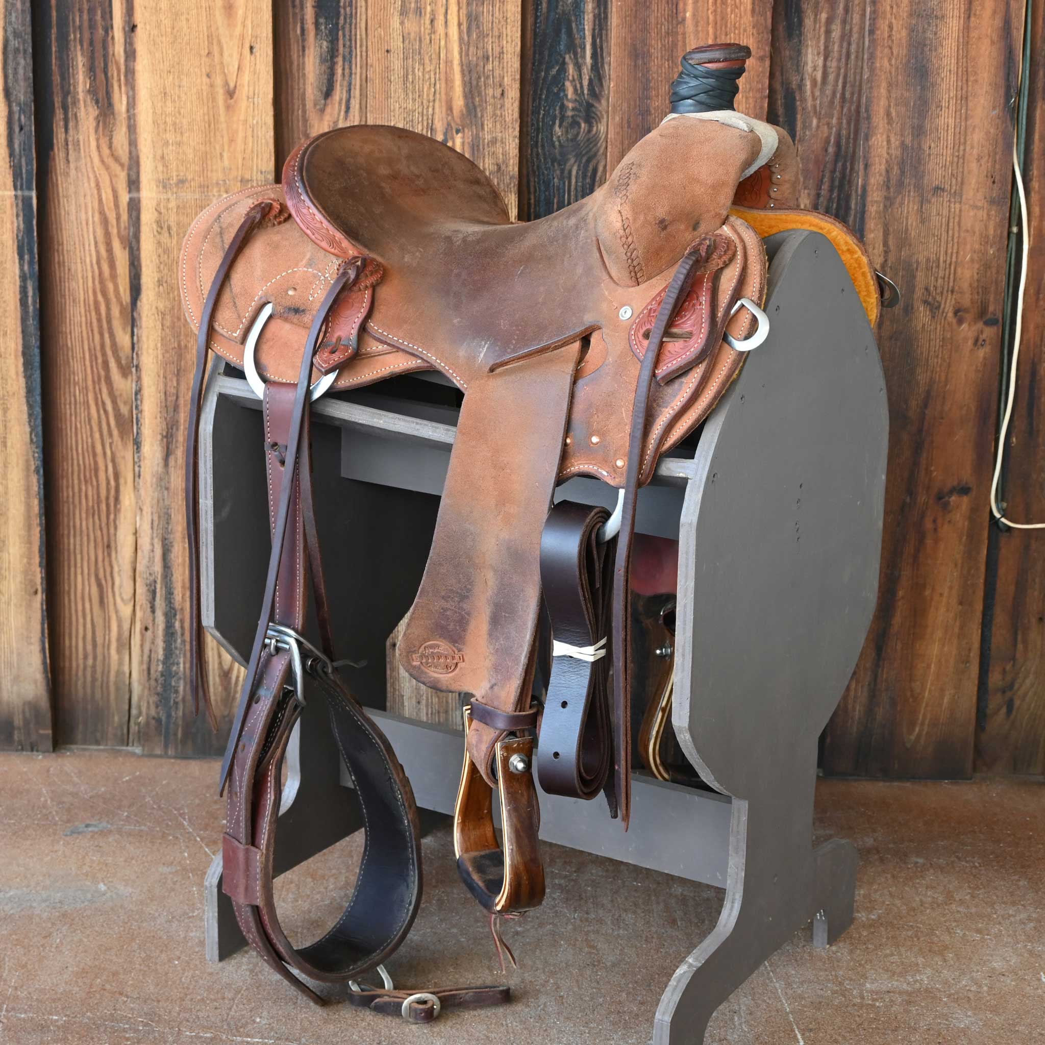 What type of seat does this saddle have?