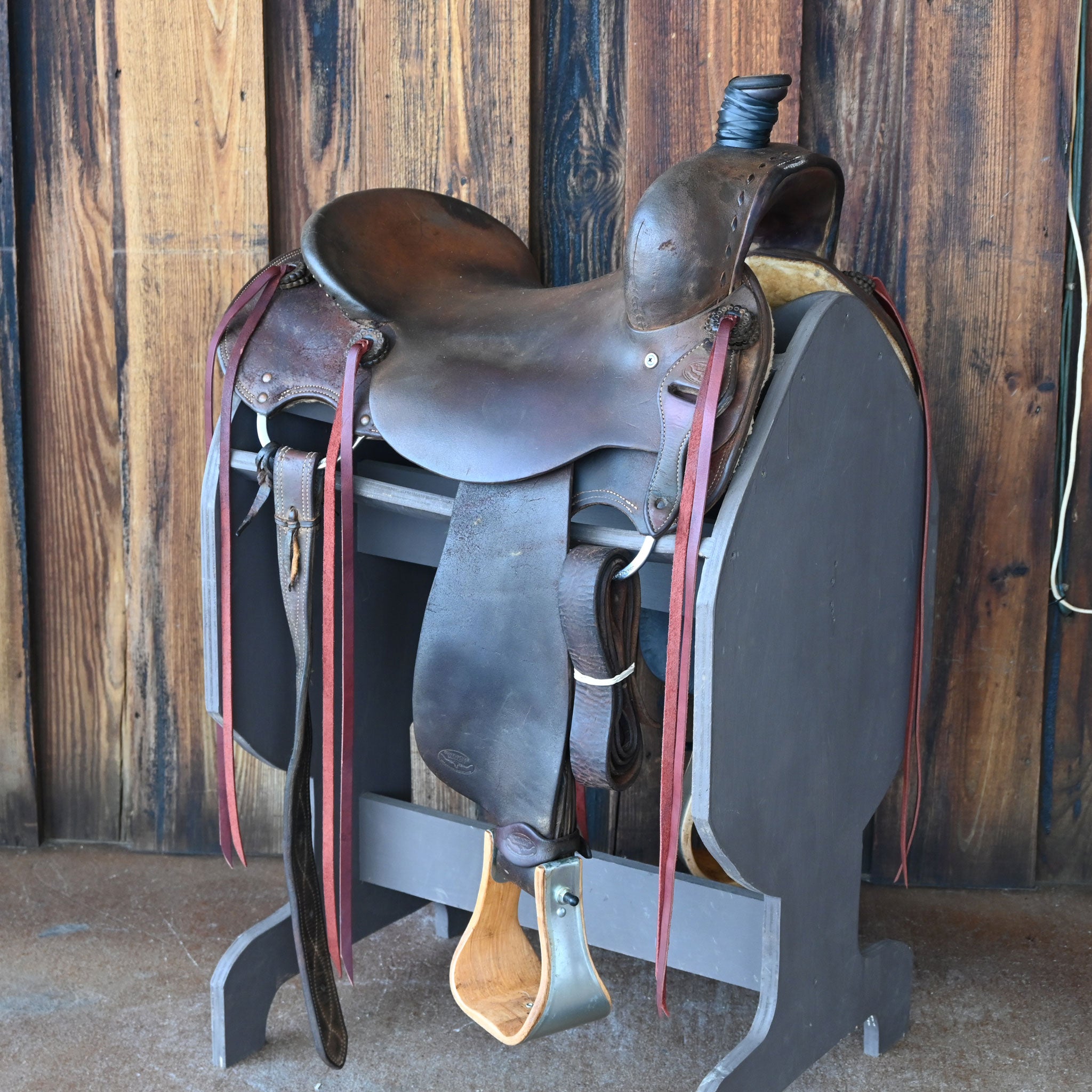 Does this saddle come with a rear flank?