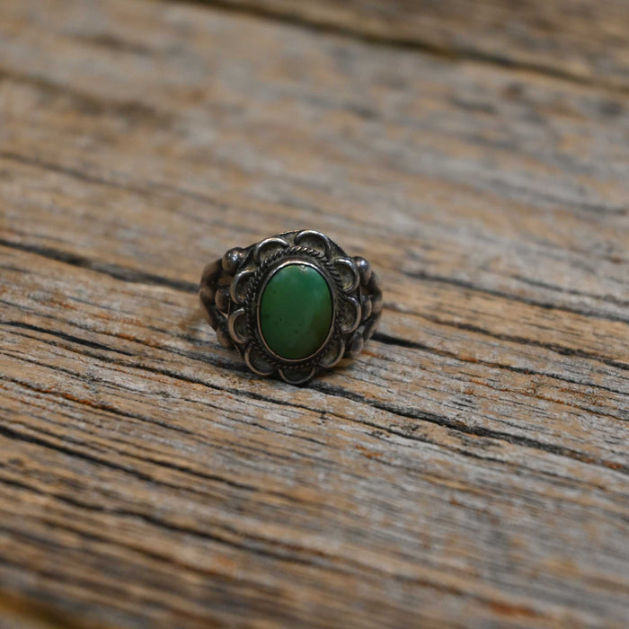 Vintage Size 7 Ring w/Green Stone WOMEN - Accessories - Jewelry - Rings Misc